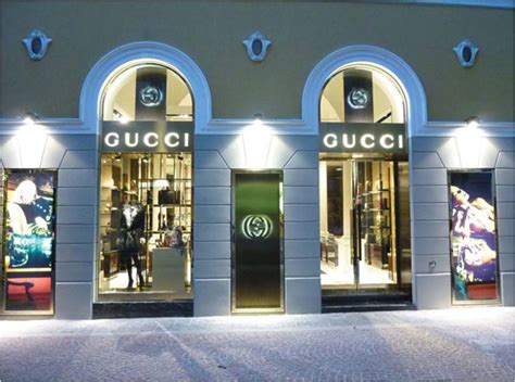 negozio gucci napoli donna|Gucci. Negozi e rivenditori Gucci a Napoli. Borse, scarpe e .